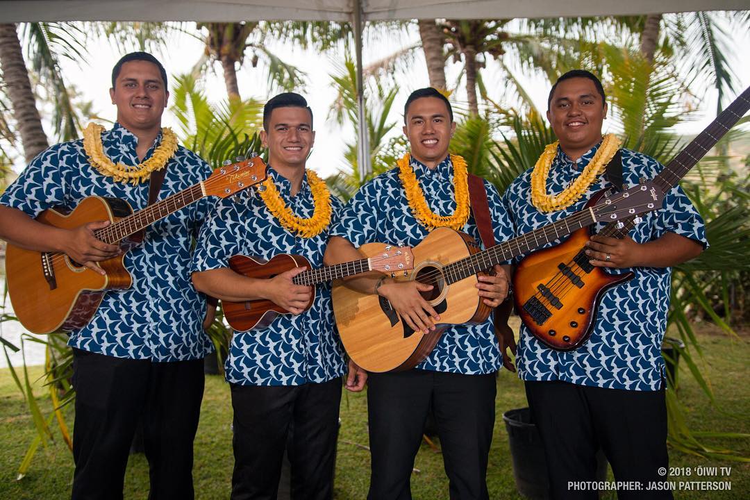 Hele mai! Join us this evening from 6-9PM in Wailuku Town for First Friday. Featuring the harmonious voices of @nawaiehamusic! There will also be many holiday activities for you and your 'ohana to enjoy! See you soon 😊
#mauifridays #wailukufirstfriday