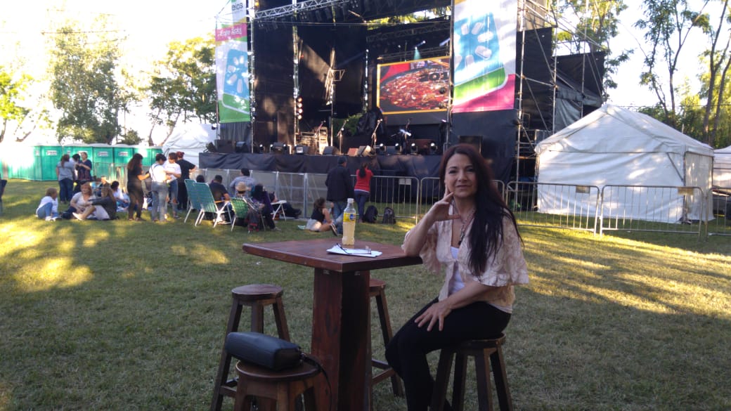 En Uribelarrea! En un ratito subimos al escenario a presentar la Fiesta de la picada y la cerveza Artesanal !  Venite !! Está hermosísimo.!! 83 puestos de artesanales !! Y de todo !!