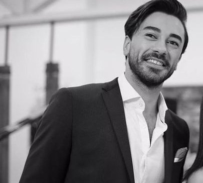 Gülüşüne şiir yazasım geliyor 
Kimseyi tanımadım ben senden daha güzel 
MutluYıllar GökhanAlkan