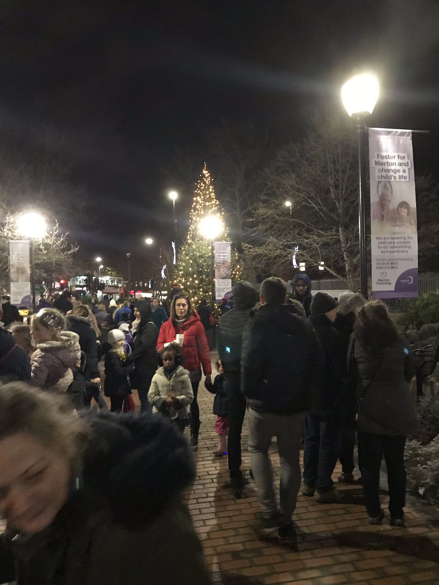 Thanks to everyone from <a href="/LoveMorden/">Love Morden</a> for organising the #LightupMorden event this evening - lovely to see many of the community come together.