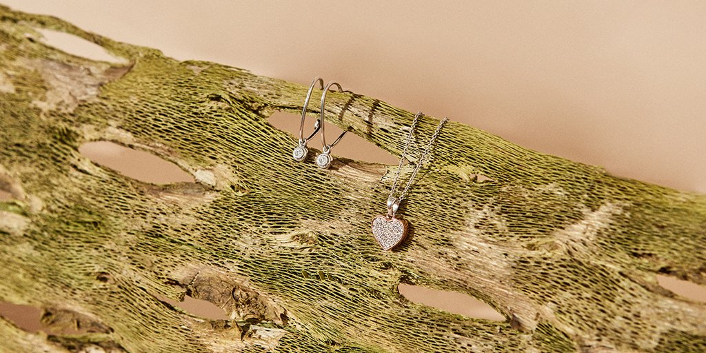 This holiday season, give from the heart with our Share The Love reversible pendant: A heart filled with Artisan Created Diamonds on one side, and a peace sign within a heart on the other. View Collection - ow.ly/tWY930mSx8S
#FromTheHeart #Diamonds #ArtisanCreatedDiamonds