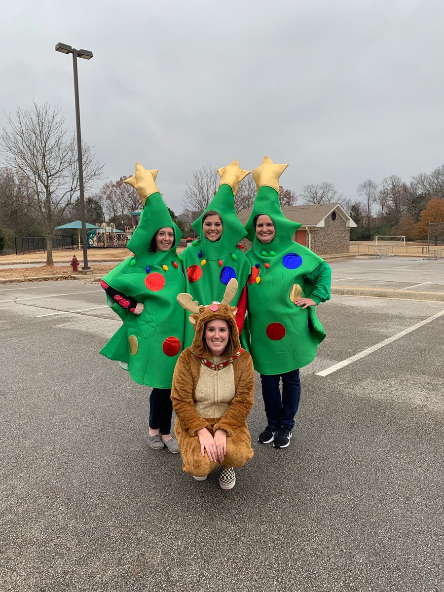 MissGaines_CES's tweet photo. Christmas Carline @columbiaeschool is in full swing folks!! 🎄🎅🏼 #tistheseason @Kjump_CES https://t.co/7iP6uvFFHb