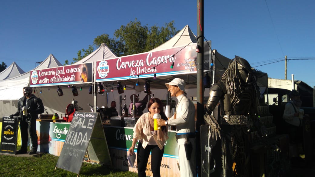 Una cervecita con Piluso !! En la Fiesta de la picada y cerveza artesanal de Uribe !! En un ratito a presentar al Indio Rojas ! A los Cayetanos ! Y a Pablo Dominguez ! Mañana Los Tipitos y el domingo Agapornis !! Un poco de alegría siempre hace bien !!