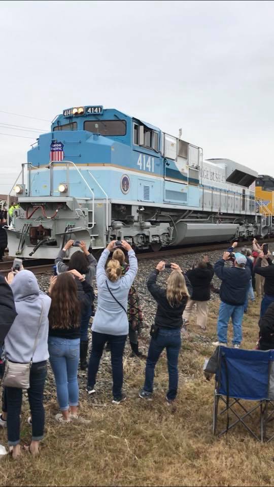 girlstuffhere's tweet photo. @georgepbush @GeorgeWBush #41
What a wonderful tribute to a wonderful man this week. Overcome with emotions at the track yesterday watching ya’ll come through Magnolia. https://t.co/hlJBglKFEU