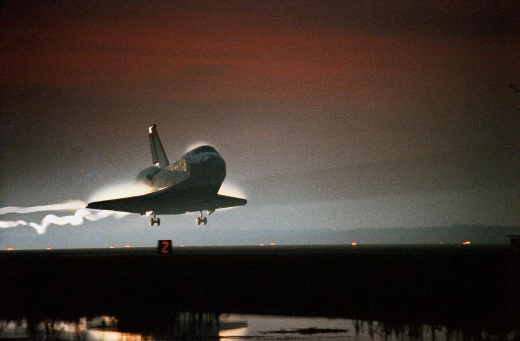 Shuttle Columbia landing STS-80