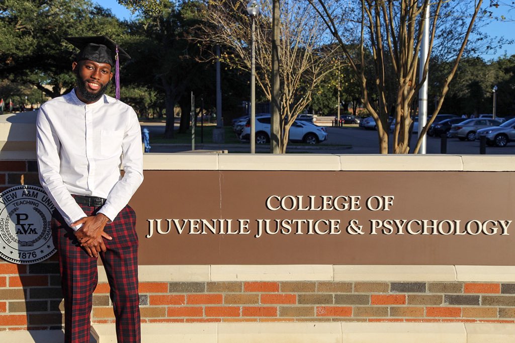 brucethemenace's tweet photo. Mixin’ the dirty bills in with the profit.📚🎒💵👨🏿‍🎓 #GradSzn https://t.co/1vOLfq7sJR