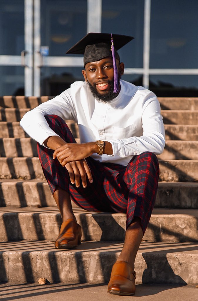 brucethemenace's tweet photo. Mixin’ the dirty bills in with the profit.📚🎒💵👨🏿‍🎓 #GradSzn https://t.co/1vOLfq7sJR