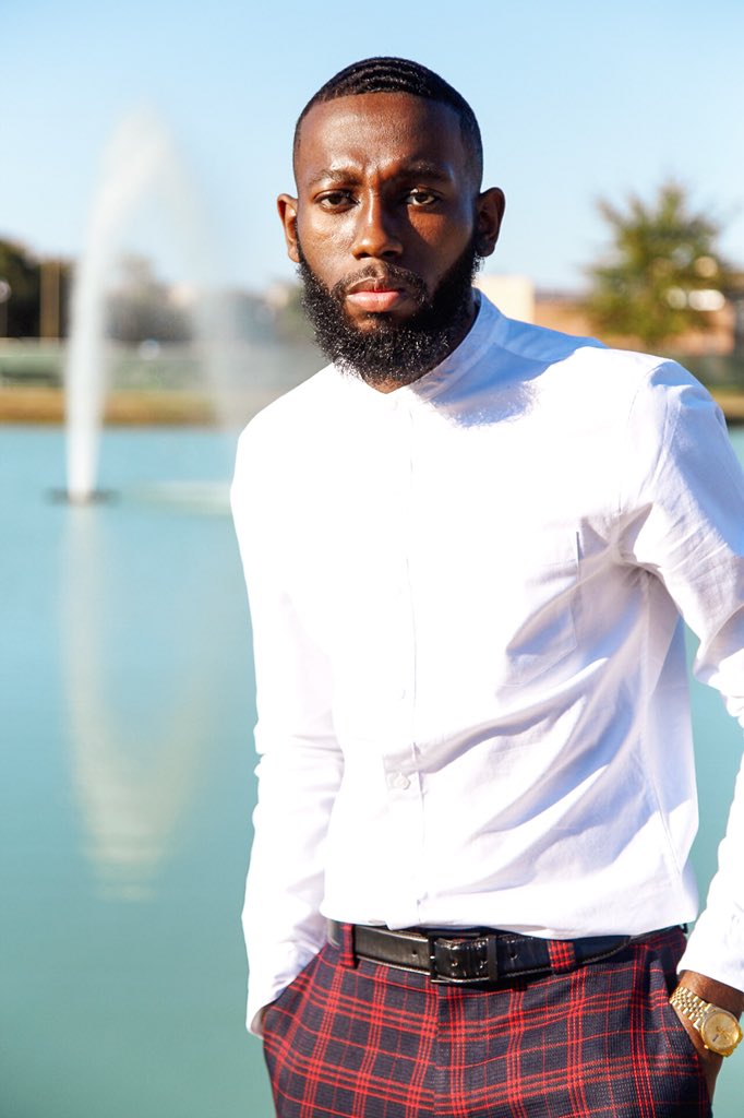 brucethemenace's tweet photo. Mixin’ the dirty bills in with the profit.📚🎒💵👨🏿‍🎓 #GradSzn https://t.co/1vOLfq7sJR
