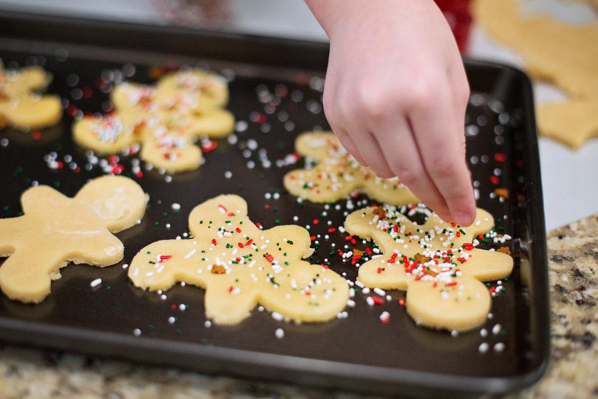 RCMPAlberta's tweet photo. Designate a driver if your holiday baking involved preheating to 420° rather than 350°. https://t.co/4cUXNvAn7j
