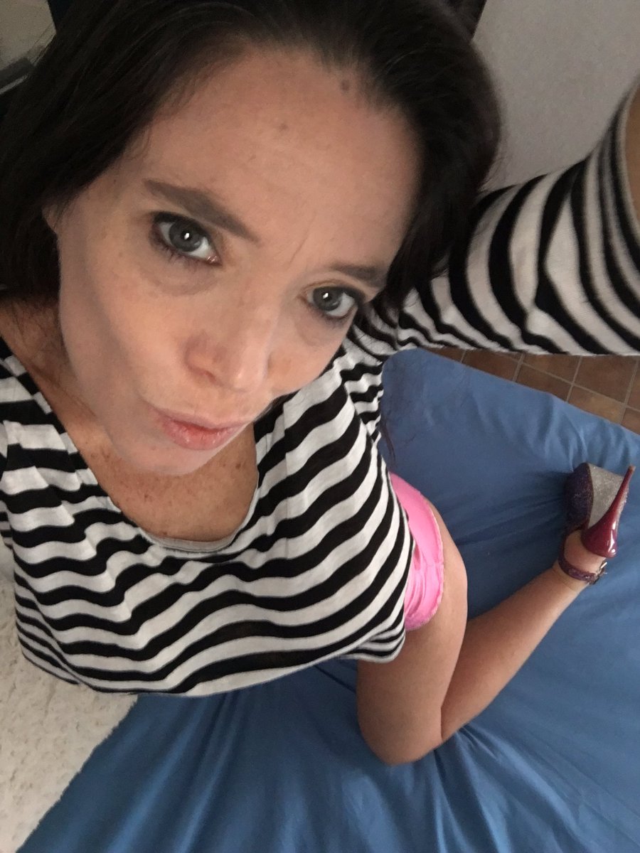 CaliGem_xoxo's tweet photo. https://t.co/7ry6deJ2kE come get some #CaliGem #LiveStream #Virtual #CamModels @camsdotcom https://t.co/UD8JKtFHyA