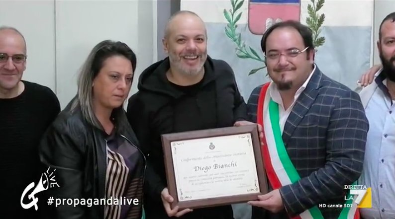 Propaganda Live (@welikeduel) on Twitter photo 07/12/2018 23:18:27 Diego Bianchi, cittadino onorario di Petruro Irpino #propagandalive Diego Bianchi, cittadino onorario di Petruro Irpino #propagandalive