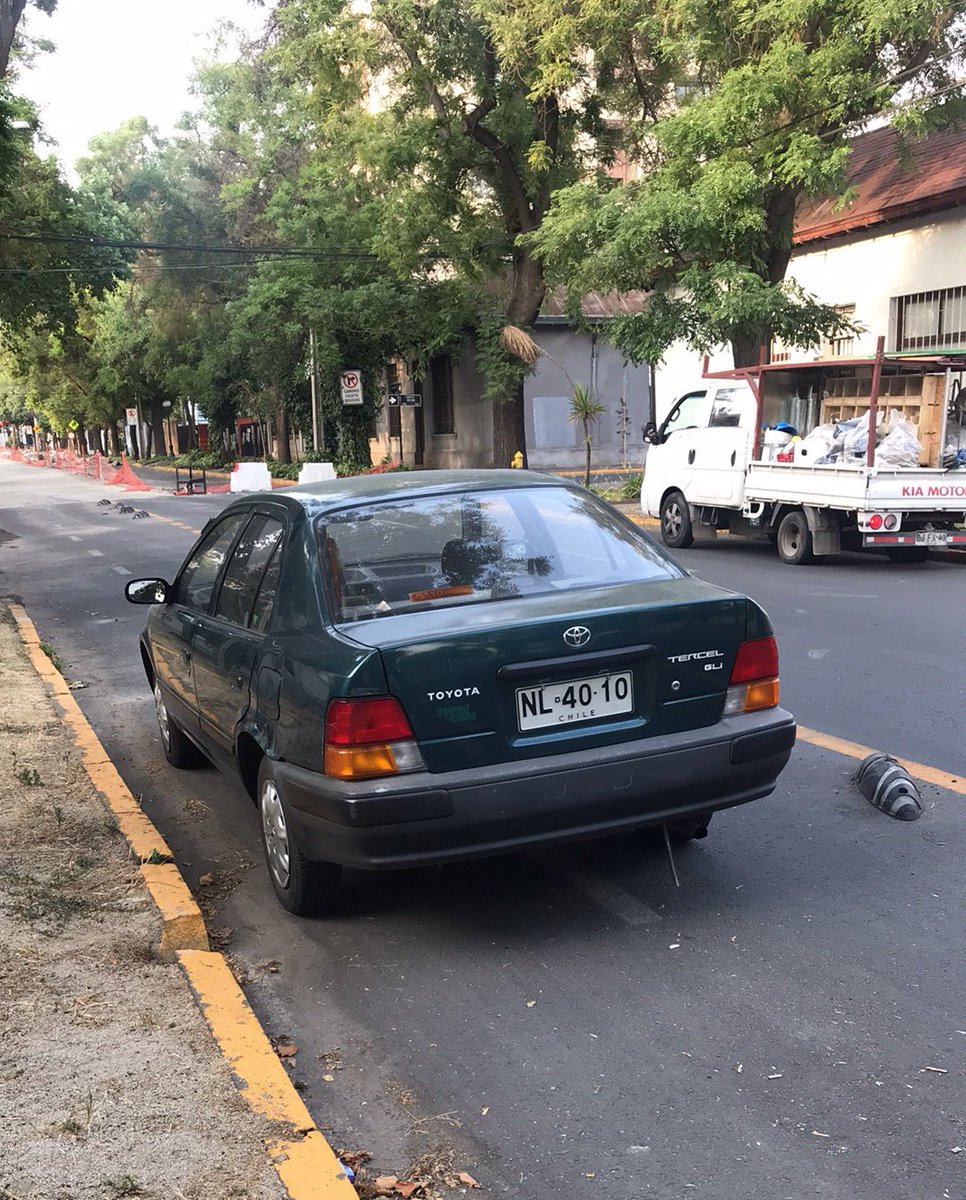 Oiga dueño de este Toyota, la ciclovía no es para estacionarse!😡 (esquina Miguel Claro y Cano y Aponte). Respetemos la #ConvivenciaVial y no generemos situaciones de inseguridad! #Providencia <a href="/Muni_provi/">Muniprovi</a>