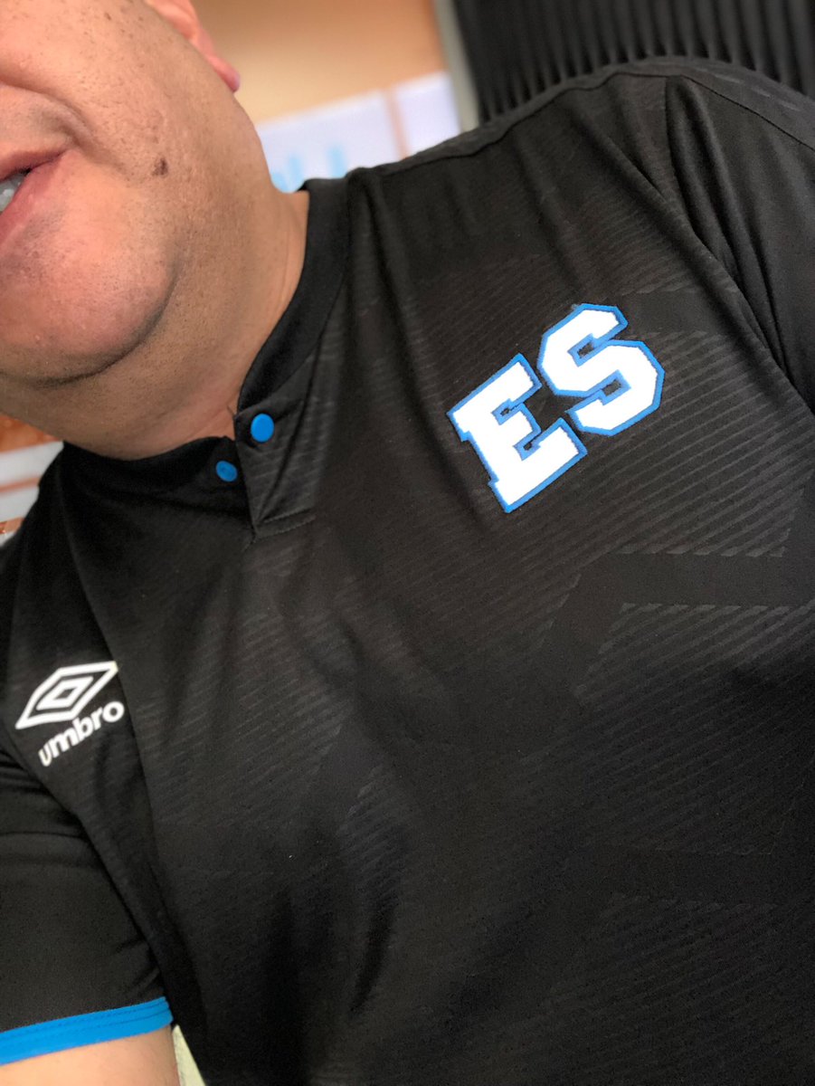 PenchoDuque's tweet photo. Hoy estrenamos la nueva camisa de #LaSelecta #fisiqueando #SomosLaSelecta #3raEquipacion (Las venden en @simanelsalvador 😎) 🇸🇻 https://t.co/Rqlhzy7itB