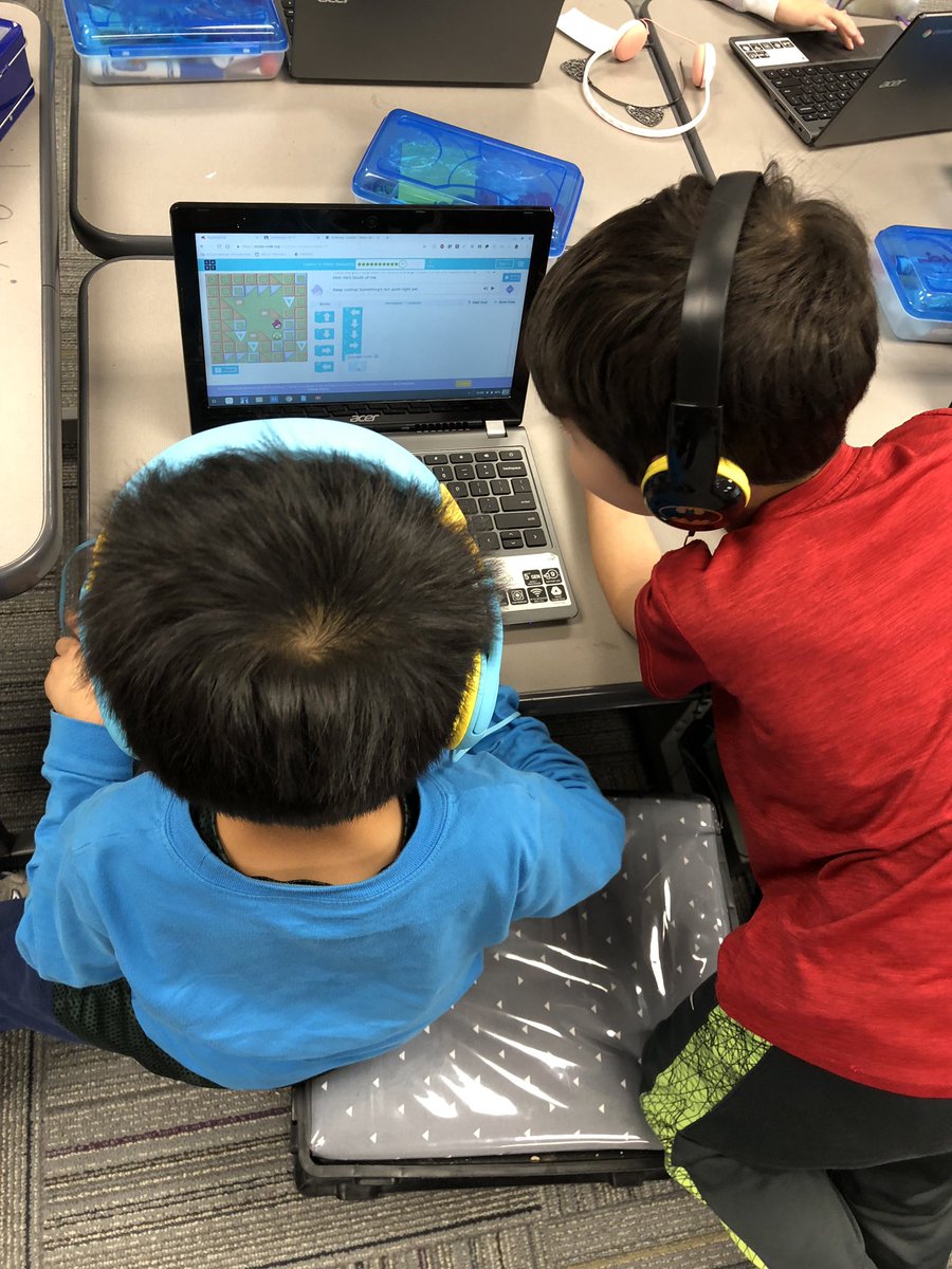 findyourfrizzle's tweet image. My class had a blast practicing their cardinal direction skills through coding games! They also practiced coding by making a snowflake and using @Ozobot! @Whitney_Agee #hourofcode #ProsperCodes
