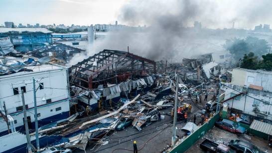 DiarioLibre's tweet photo. De 288 empleados de Polyplas, fallecieron tres y un contratista por la explosión https://t.co/AltbEfwxAG https://t.co/F5nXe7FnW3