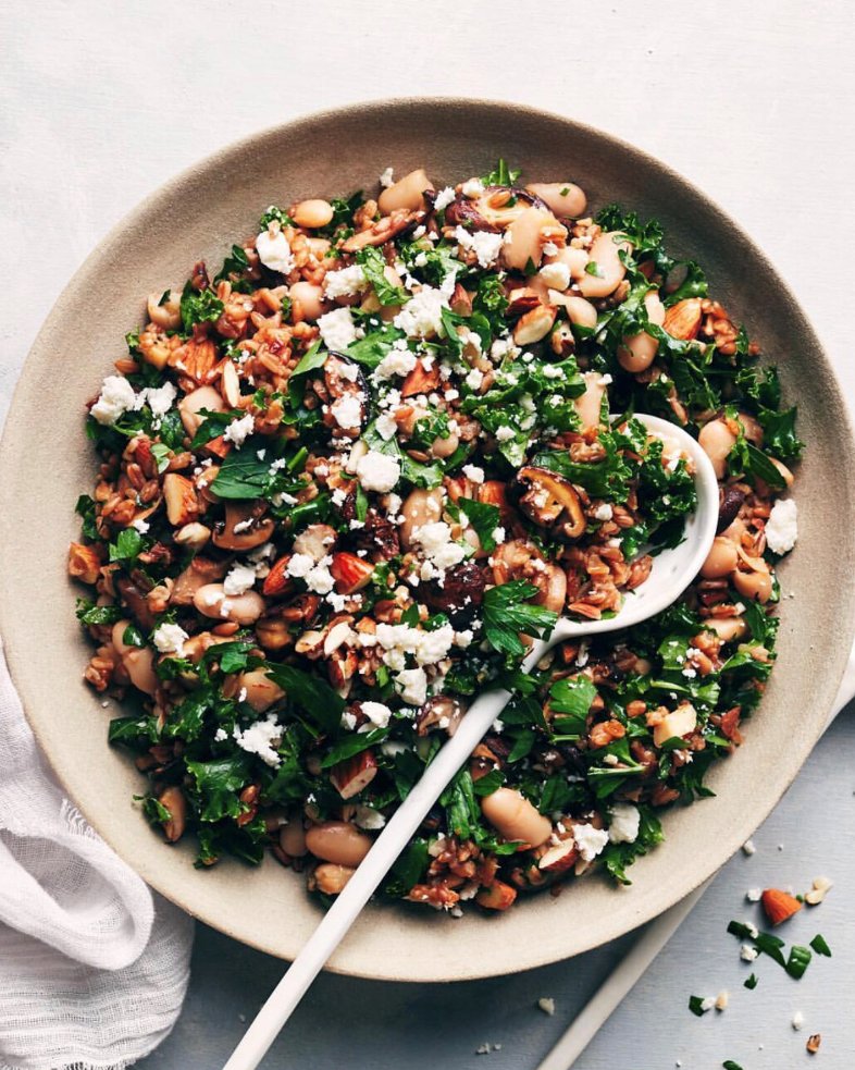 primerootsfoods's tweet photo. Welcome the weekend with a fun and funky Farro Pilaf decked out with sauteed mushrooms, sundried tomatoes, massaged kale, white beans and toasty almonds #droool 😋 courtesy of @evergreenkitchen #🍄#fungifriday #primeroots #fungination https://t.co/94U2ndpvGB