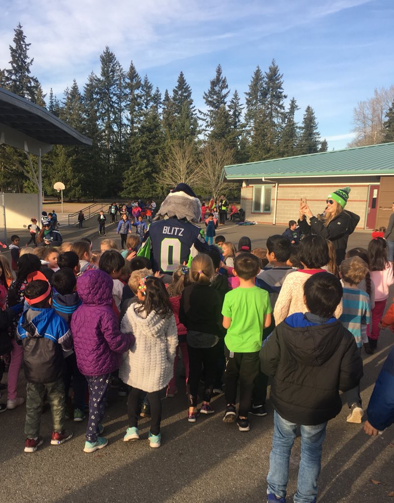 Shine90's tweet photo. Thanks @BlitzTheSeahawk for visiting our school! Such a fun way to end the week #Proud2bLWSD https://t.co/3E41byLIIw