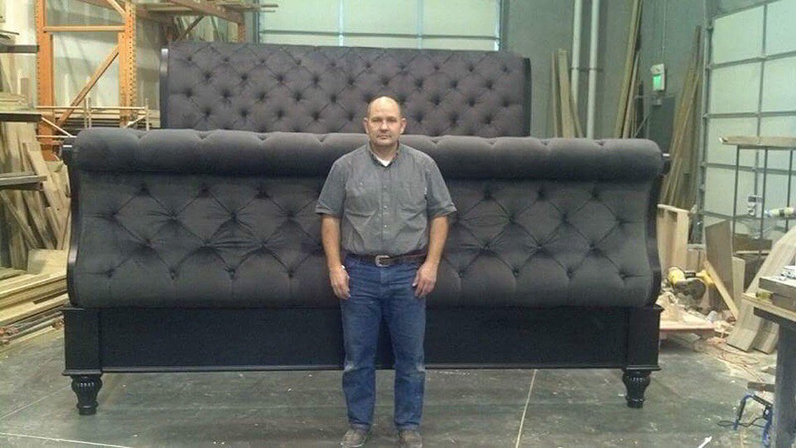 mareeofficial's tweet image. Have you ever seen a bed this big before?! Here’s a sneak peak of a MAREE EMPEREUR in production. Would you believe the man standing in this picture is over 6 feet tall? bit.ly/2MmeGda