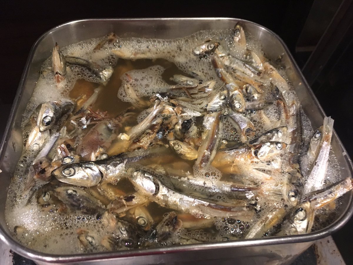 いかれたnoodle Fishtons على تويتر おはようございます 本日は 煮干し醤油ラーメン 2種類やります 氷見煮干し 伊吹いりこ 限定bを買いどちらか スタッフにお伝え下さい どちらもじんわり系になります カエシ 氷見煮干しは白醤油ベース 伊吹いりこは