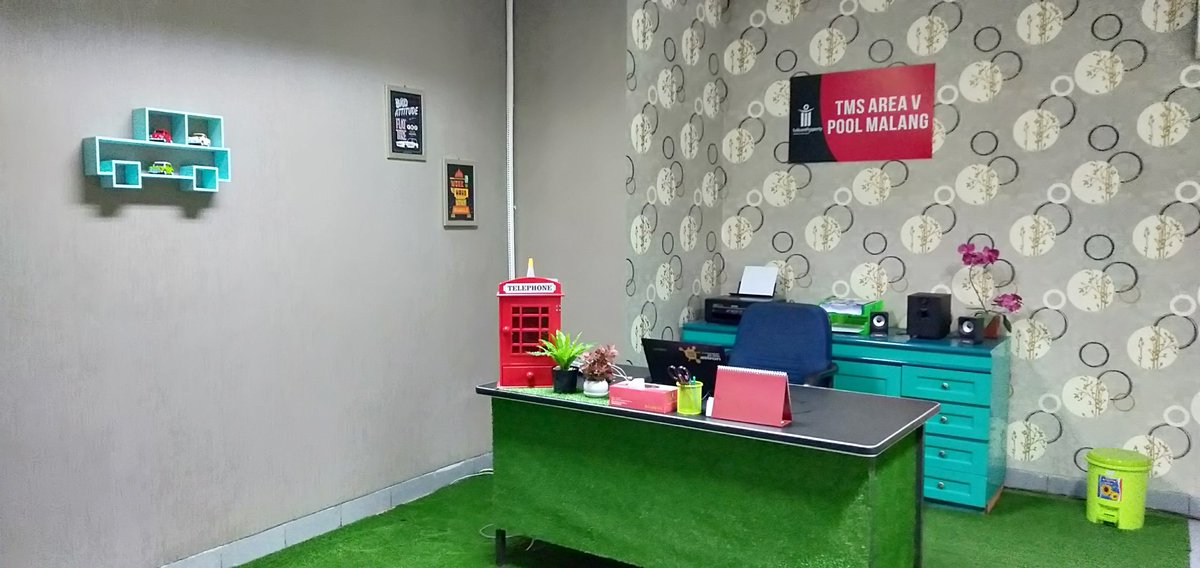 #TelkomFuntastic5 #BRIGHTTR5 #MLTREG5 (Witel Malang) (Ruang Admin KBM) Ngurusi keluar masuk Kendaraan Dinas (KBM) semakin enjoy aja krn didukung ruangan yg nyaman dan sejuk serta kekinian <a href="/parwi66/">Parwi</a> <a href="/_funtastic5_/">Funtastic5 TR5</a> <a href="/JoeAksa/">Juaksa</a>