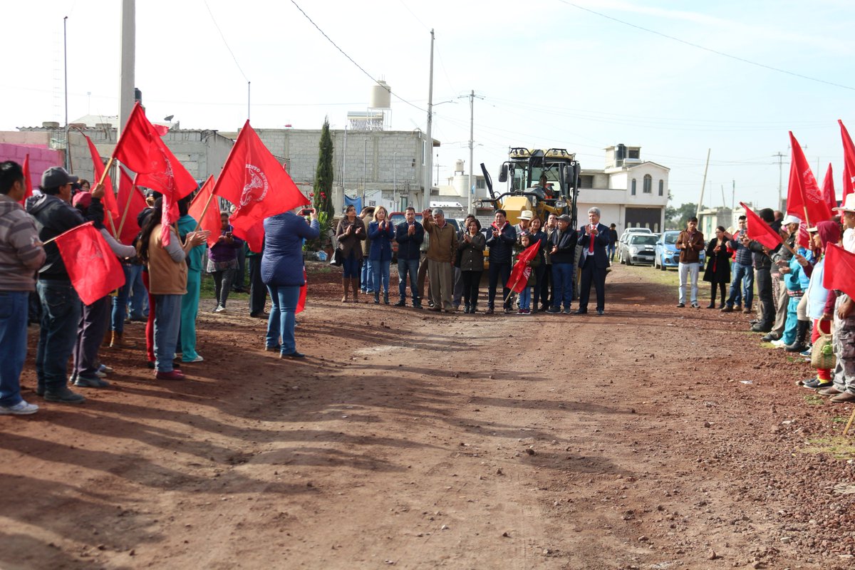 tizayuca2016's tweet photo. El presidente municipal de #Tizayuca, @GabrielGarciaRj, dio el banderazo de inicio a los trabajos de la Pavimentación con concreto hidráulico y construcción de guarniciones y banquetas de la calle Progreso, en la colonia #AntorchaCampesina,. https://t.co/5x8zLwEKAq