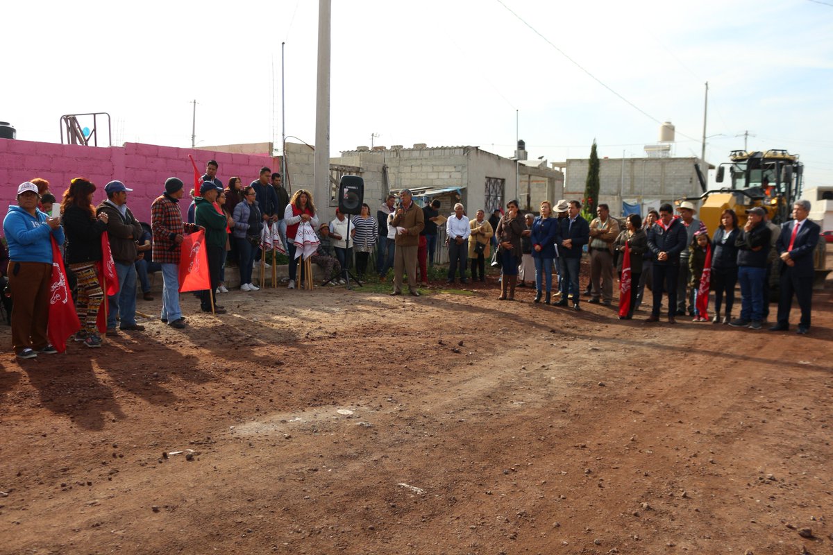 tizayuca2016's tweet photo. Esta obra beneficiará a un promedio de 2 mil habitantes que radican en la colonia #AntorchaCampesina, pues se trata de la pavimentación de una de las principales vías, el alcalde, hizo un llamado a los vecinos para que juntos sociedad y gobierno, trabajen de la mano. https://t.co/MB00SdI6Li