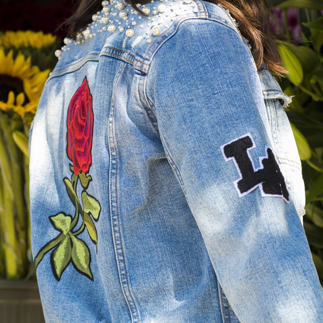 ¡Última chamarra! ¿Quieren el diseño de Menny? La foto más creativa de ustedes con una rosa roja usando el hashtag #LaylStyle en Instagram se la lleva 🌹✨ Tienen hasta el próximo viernes 14 a las 6pm para participar ¡Mucha suerte!