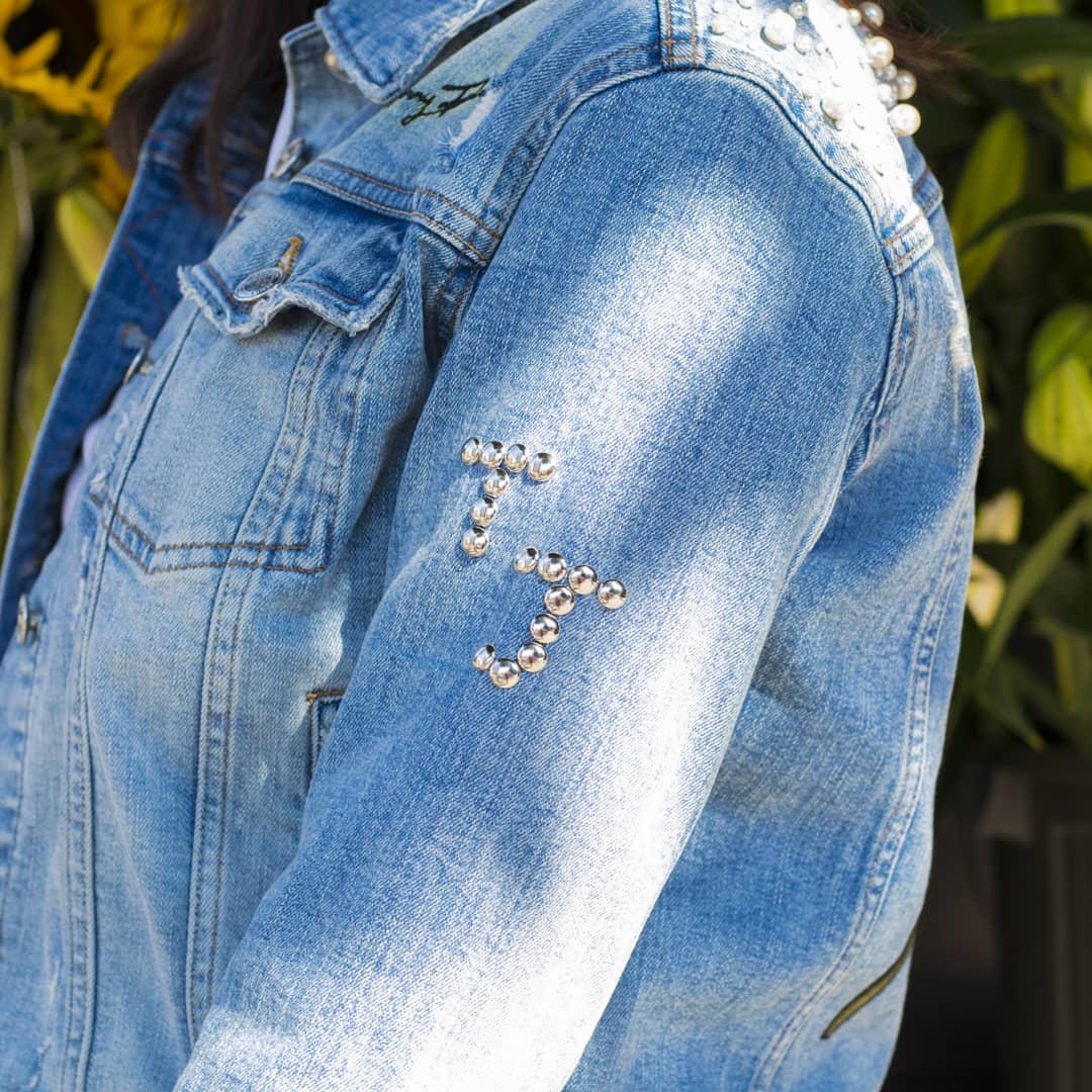 layloficial's tweet photo. ¡Última chamarra! ¿Quieren el diseño de Menny? La foto más creativa de ustedes con una rosa roja usando el hashtag #LaylStyle en Instagram se la lleva 🌹✨ Tienen hasta el próximo viernes 14 a las 6pm para participar ¡Mucha suerte! https://t.co/h00nf1dJvp