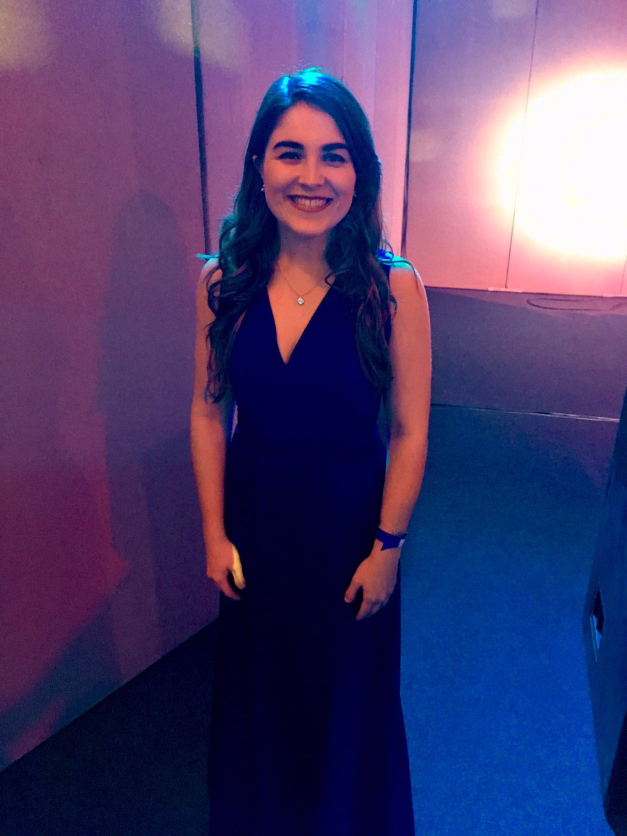 Ein dirprwy llysgenhades ni yn ei dawns Nadolig cynta’ o’r tymor! 🎄🥂  <a href="/PembsYFC/">Pembrokeshire YFC</a> #queensball <a href="/SianElin16/">Sian Elin Williams / Siani Sionc</a>