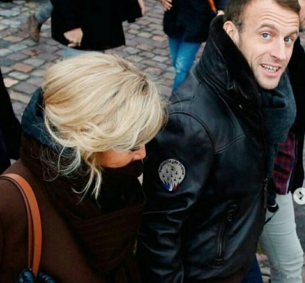 ORageetDesepoir's tweet image. Il suffit de quelques semaines pour que la vie des #MacronTrogneux BASCULE !!! BYE BYE the "WAY OF LIFE" du Marquis Poudré 😂😂😂 🏰💣🏚💥💥💥💥💥💥💥  #GiletsJaunes