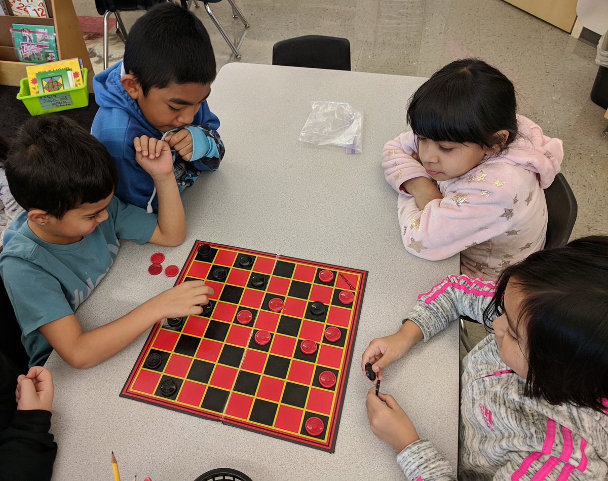 WintersImlayKs's tweet photo. playing checkers with 5th grade buddy coaches #teachimlay #goteameagles #Responsiveclassrooms https://t.co/fx8CGgddIn