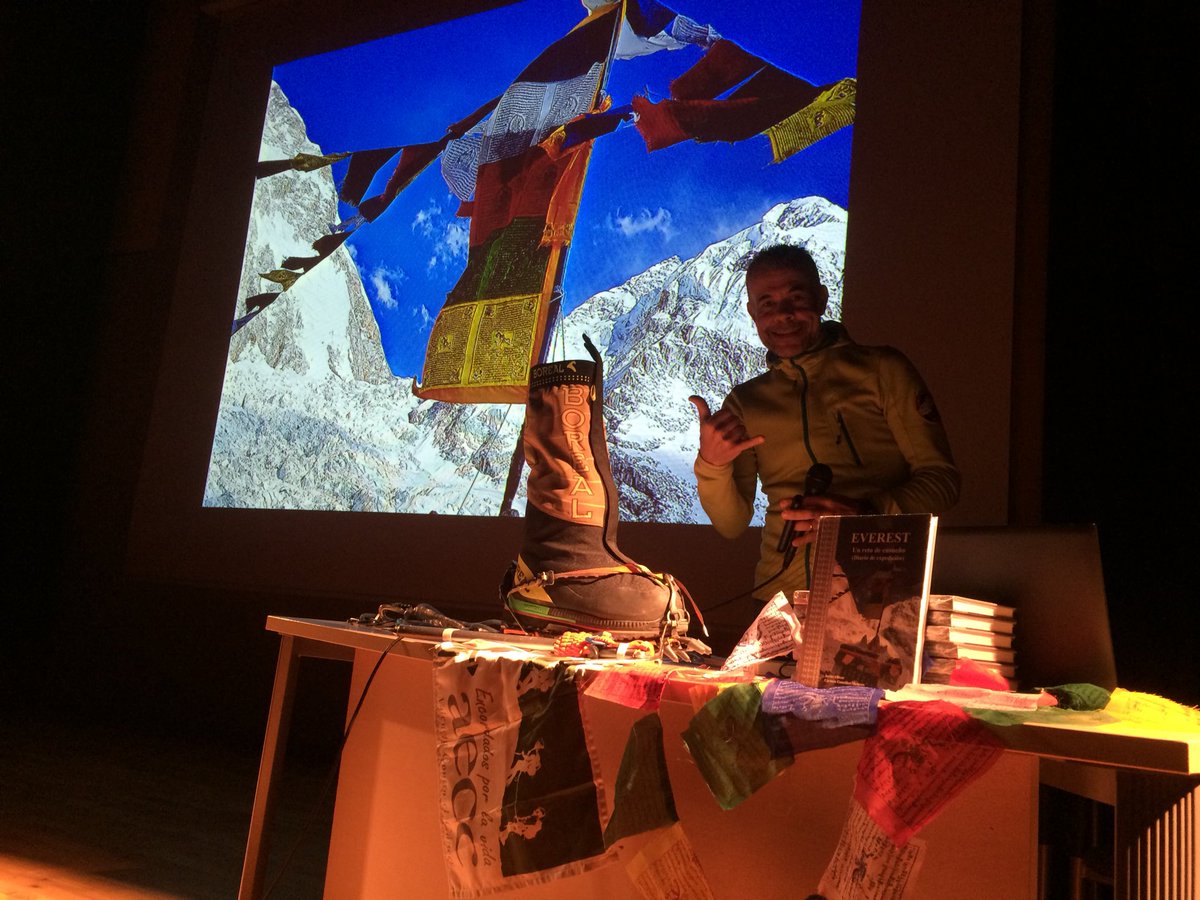JORNADAS DE MONTAÑA #BIESCAS. EVEREST. Un reto de ensueño (Diario de expedición). ¡Lleno total! Hoy hemos escalado el #Everest y hemos colgado el cartel ¡AGOTADA primera edición del libro! Beneficios 3.278€ @aeccvalencia 100% investigación oncológica. ¡Gracias por encordaros!