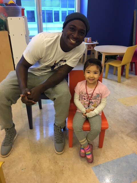 nyphospital's tweet photo. .@Yankees shortstop @DidiG18, hit a home run today with our pediatric patients at #NYP Komansky Children's Hospital! Sending him a big #ThankYou, along w/ @Modells, for providing #Yankees gear and for helping us spread holiday cheer! CC: @WeillCornell #DiDisDeeds https://t.co/UUhAuivdIm