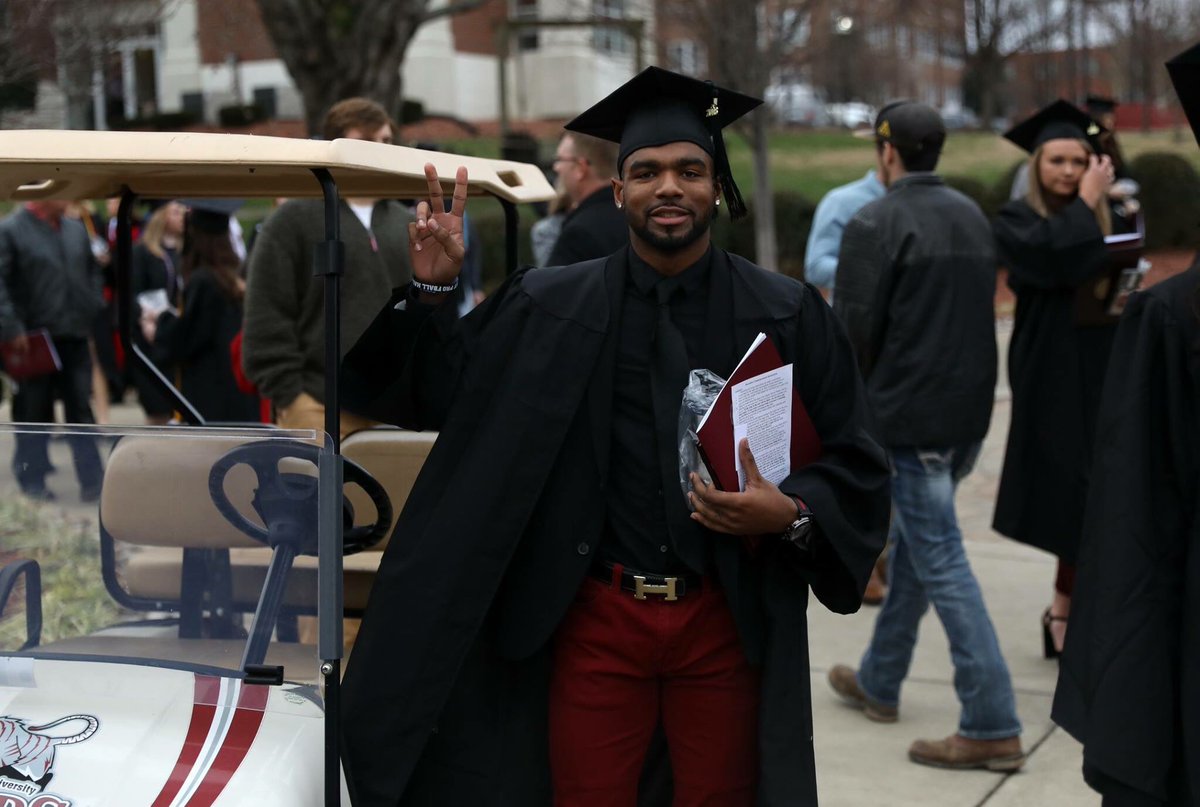 CvilleTigers's tweet photo. Congratulations to the Class of 2018 on graduating this afternoon from Campbellsville University! #WeAreCU #TraditionNeverGraduated 📸🐅 https://t.co/WuPVEJtctM