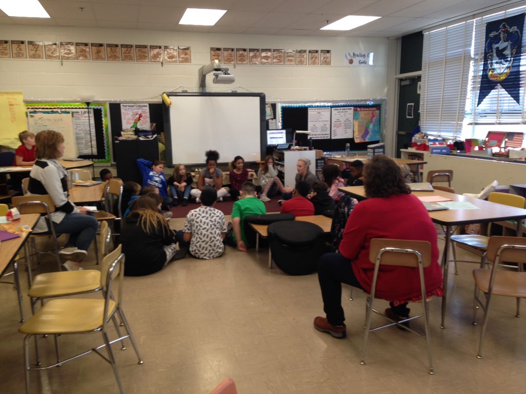 BGE_SDT's tweet photo. TY @MsOsborneBGE &amp; 5th Ss for demonstrating a compliment circle to other Ts. Way to be the pineapple! 🍍 #BGEmagic @kristi_enriquez https://t.co/zg8sZsifgp