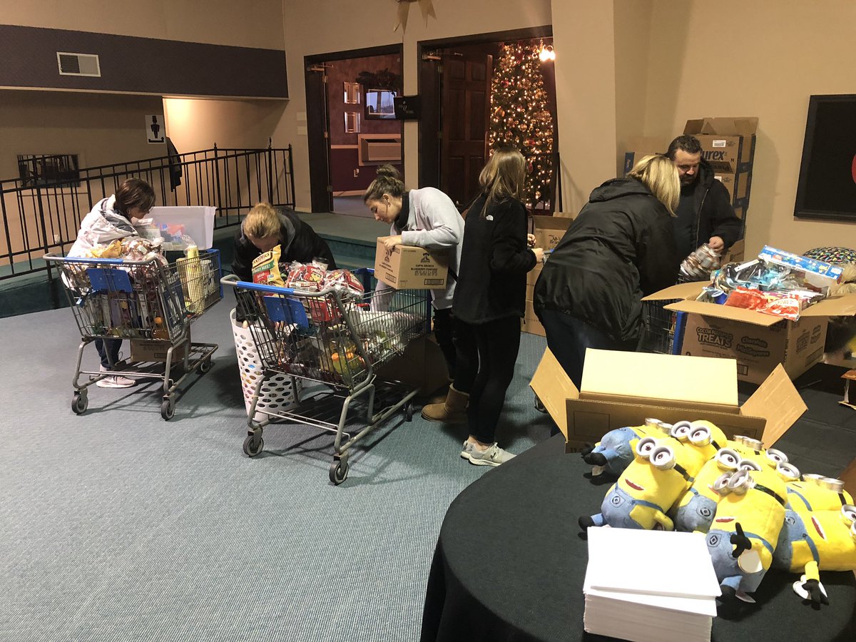 _ForgotED's tweet photo. It’s the most wonderful time of year and this evening Solid Rock Church was a most wonderful host to our staff providing us with food and a variety of goodies. We greatly appreciate all you do for us. #uKnight @Knights_Lincoln @ABdoggpound @KnightsR7 https://t.co/pF2IYHhTUB