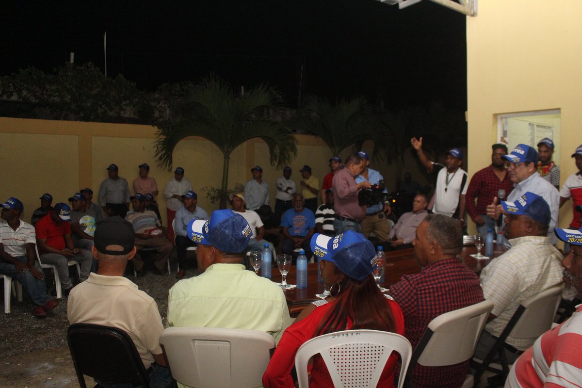 Decision2020RD's tweet photo. Con amor y las gracias a Dios, Julio César Correa Mena, inicia #aguinaldonavideño con los dirigentes políticos del municipio Jima. #Decisión2020rd 
@Jcesarcorrea https://t.co/OVKK0l2ncC