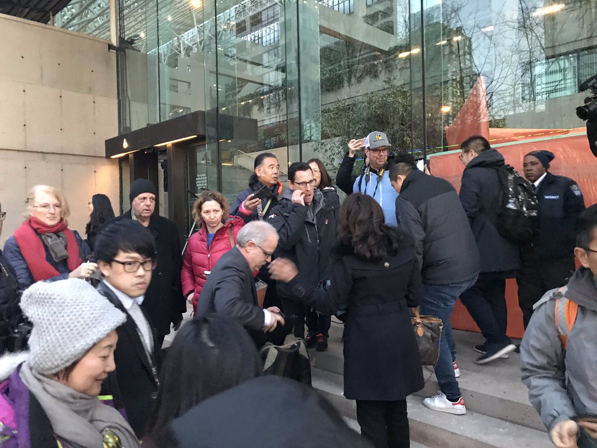 Joanna Chiu 趙淇欣 On Twitter Reporters Just Scrummed Around A