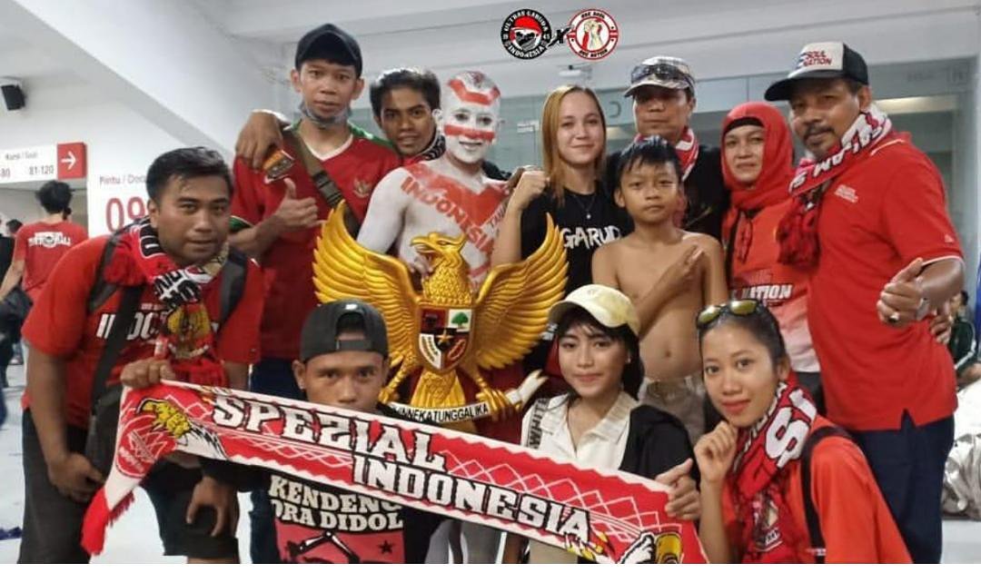 arema_98's tweet photo. Awayday Kamboja 23-27Feb2018 yg mau brangkat bareng saya monggo inbox, jaga kehormatan bangsa dari Tribun supporter. #TimnasDay #UltrasGaruda #SupporterIndonesia #OneSoulOneNation #Garudaisme #SepakBolaUntukPersatuan https://t.co/zETddU2nqg