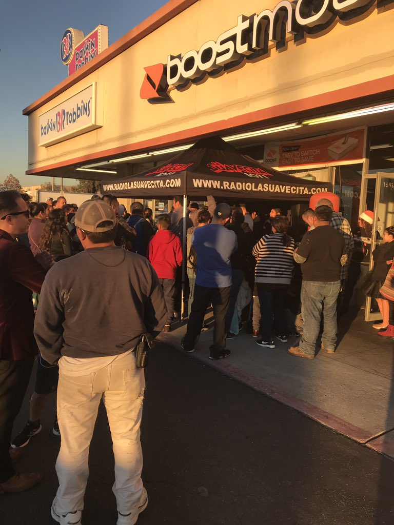 Stop by and meet El Piolin at DWireless newest store in Bellflower. We have toys Santa pics and food! <a href="/LM_Pigeon/">lm_Pigeon</a> <a href="/marceco_rick/">Rick Cardenas</a> @KeilaSpg