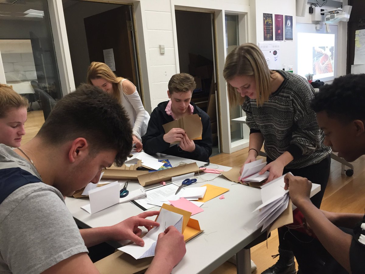 jricci_edleader's tweet image. Making, sewing &amp;amp; hacking homemade travel journals for our Boston creativity tour -inspired by Esther K. Smith #creativity #makercenteredlearning #intensives ⁦@HawkenSchool⁩ with ⁦@Rabbitross⁩