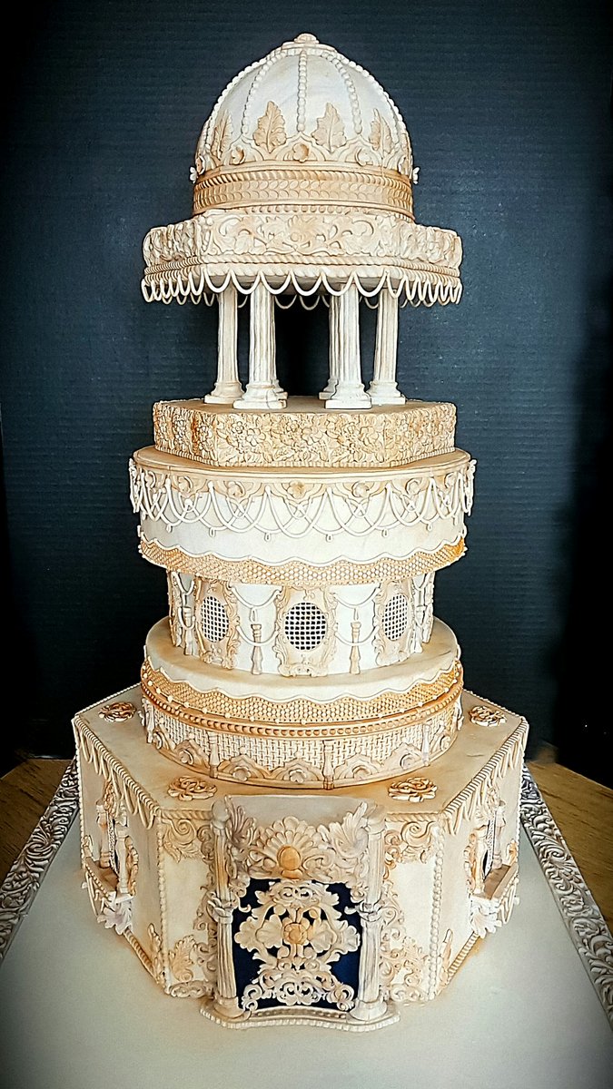 Tawreeda's tweet photo. #MughalEra inspired #cake made by your's truly #kayaskreations #sugarlace #handpiped #bulunddarwaza #dome #columns #mississaugacakes https://t.co/BAuTuDl1p1
