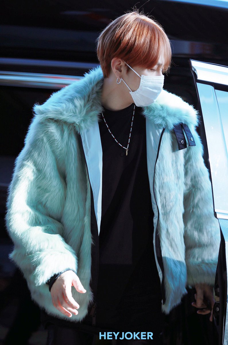 181208 임작가님 김포공항 ✈️
#용배우 #커피야부탁해
#하이라이트 #용준형 #YONGJUNHYUNG #소나기 #GOODBYE20 #잘지내줘 #하이라이트_잘지내줘