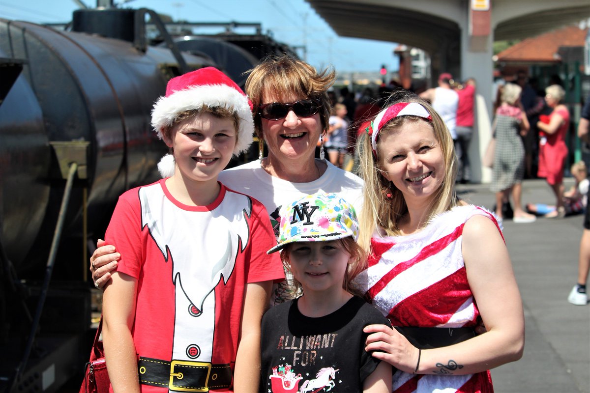 LaurenMichela1's tweet image. North Pole Express! Great way to start the Christmas Holidays! #npe2018 #sELFie