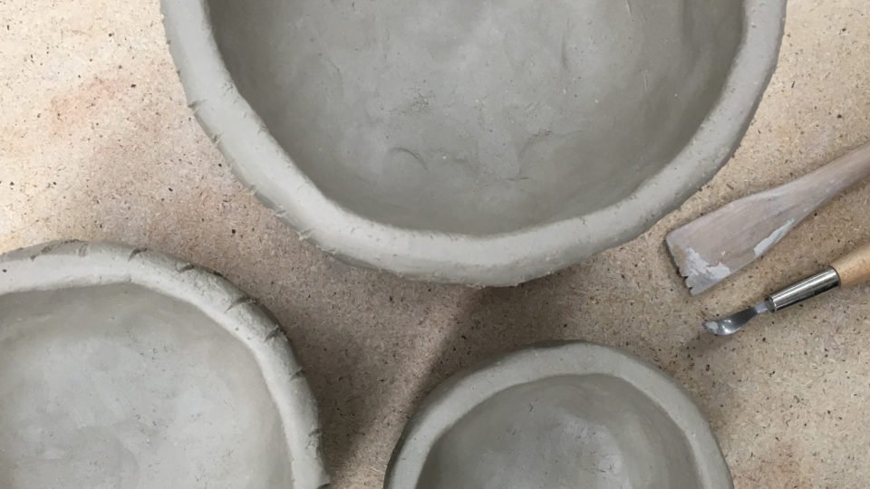 Kädet saveen! Susanna Manu kirjoittaa blogissaan, kuinka käsillä tekeminen tekee hyvää myös aivoille. #pienipäätöspäivässä #yksielämä

pienipaatospaivassa.fi/kadet-savessa/