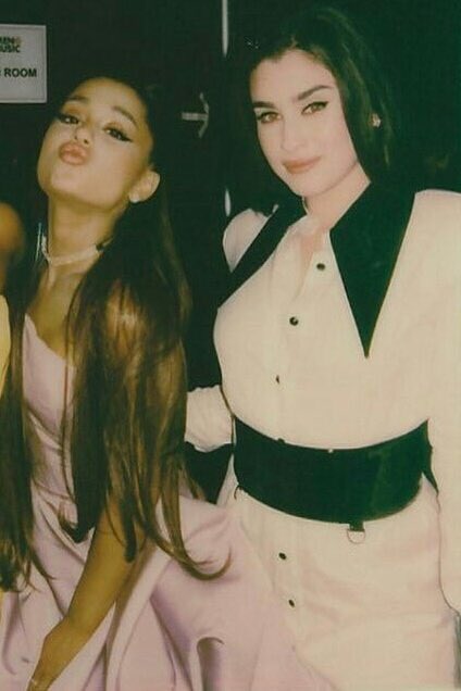 ARIANA SE HIZO UN TATUAJE DE SOL Y LUNA DESPUÉS DE REUNIRSE CON LAUREN Y AMBAS TOMARSE UNA FOTO JUNTAS, NO ME VENGAN A DECIR QUE ESTO ES UNA JODIDA COINCIDENCIA PORQUE OBVIO QUE NO

ARIANA SABE DE LA RELACIÓN DE LAUREN Y CAMILA AMBAS LE HAN CONTADO SOBRE ELLO

ARIANA ES CAMREN SH