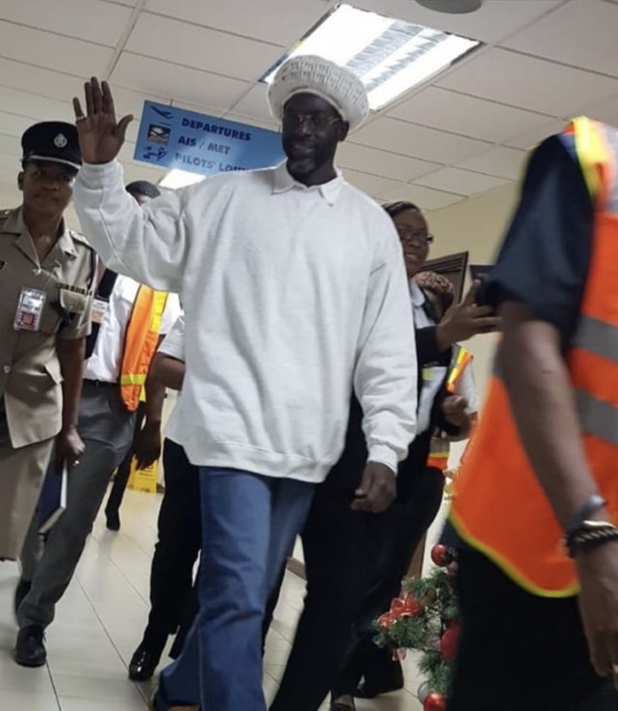 STIFFYBOTHWINGS's tweet image. やっぱりこうやってBujuが出てくる、ジャマイカ到着する映像や画像みてたら…高まる！嬉しい😭
#bujubanton #returne