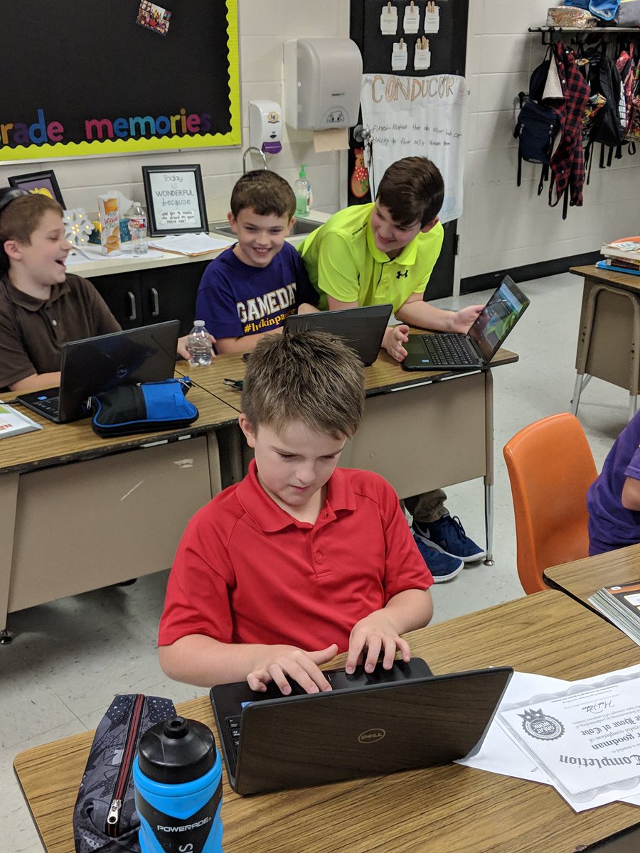JBarnett_LISD's tweet photo. Coding with friends is fun! #HourOfCode2018 #LufkinCodes #LPNoLimits #OnwardandUpward https://t.co/Fl9TR30jnZ