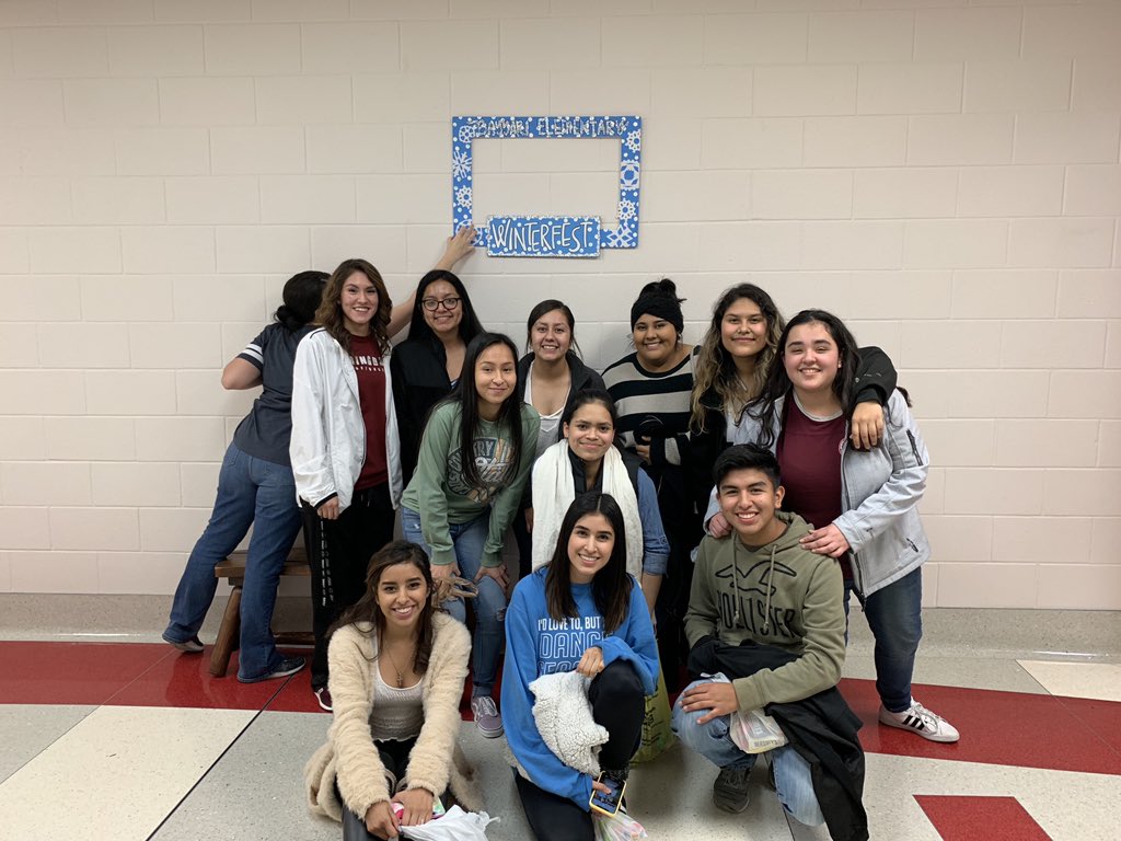 RedDogKeyClub's tweet photo. SHS Key Club members had fun volunteering at the Bayyari Winter Fest this evening. Thanks for the invite! #KeyClub #MakingADifference https://t.co/KswU5QxuMA