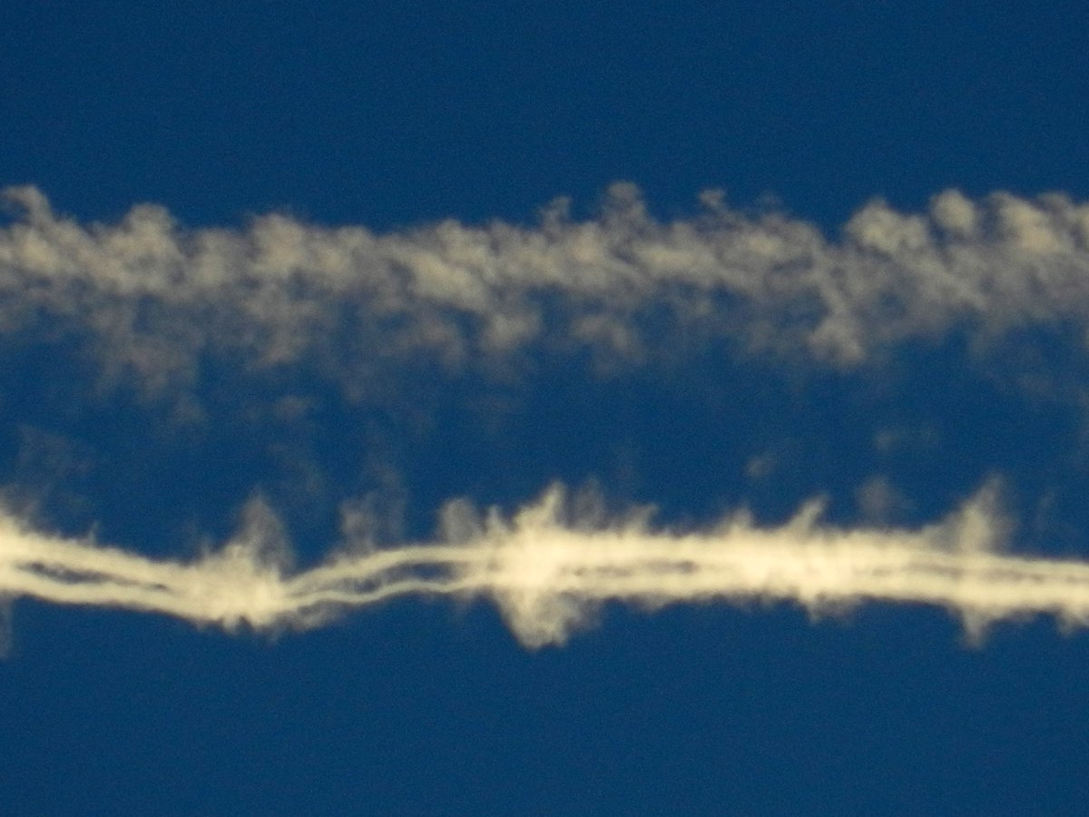 neocurio1's tweet photo. cONTRAILS dISSIPATING #contrail #dissipating #lookup #aircraftexhaust #cruisealtitude #neocurio #artatak https://t.co/nZQhqjW9sL